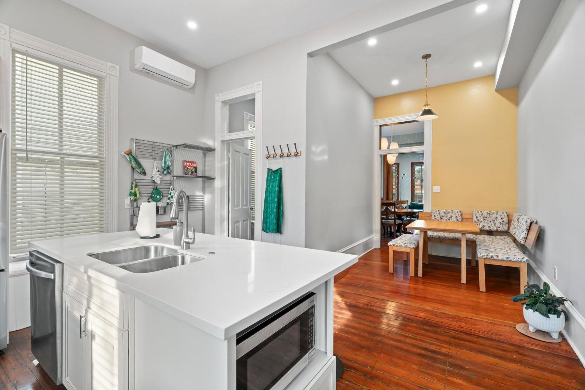 Historic Galveston Family Beach Home With 3 King Beds Eksteriør billede