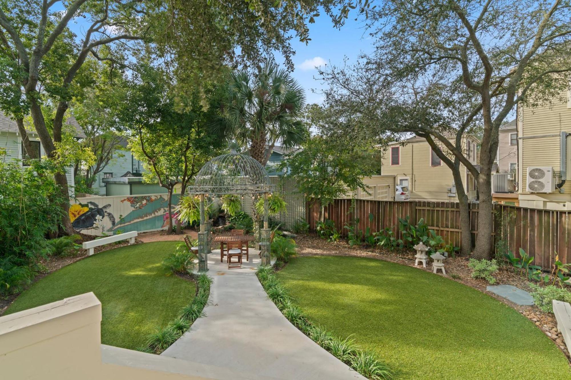 Historic Galveston Family Beach Home With 3 King Beds Eksteriør billede